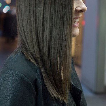 Garnier Fructis - Side Sweep - elegance of ultra-straight look - watch how to create hairstyle in 30 seconds with step-by-step tutorial